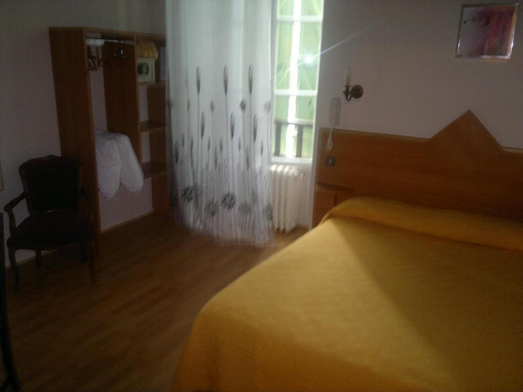 Logis Hotel De France Arudy الغرفة الصورة